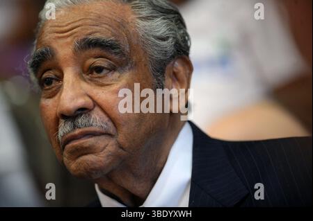 **FOTO FILE** Charles Rangel è morto. Presidente del Comitato parlamentare sulle vie e i mezzi, Demand. Charles B. Rangel ascolta il miliardario George Soros che annuncia un dono di beneficenza da 35 milioni di dollari per le famiglie a basso reddito a New York per acquistare forniture e vestiti per il nuovo anno scolastico al P.S. 208 di New York City. 11 agosto 2009. Crediti: Dennis Van Tine/MediaPunch Foto Stock