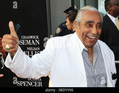 **FOTO FILE** Charles Rangel è morto. Il deputato Charles Rangel partecipa alla prima di "Get On Up" della Universal Pictures all'Apollo Theater di New York il 21 luglio 2014. Foto di Henry McGee/MediaPunch Foto Stock