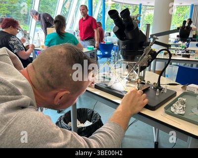 Bienen Besamungsaktion an der Hochschule Mittweida 24.05.2025, Mittweida, Hochschule Mittweida, Samstag und Sonntag Findet eine Besamungsaktion für Bienen an der Hochschule Mittweida statt. Sins und Zweck ist es Bienen zu züchten die gegen die Varroamilbe, die Weltweit für das sterben etlicher Bienenvölker verantwortlich ist, peccato resistente. Dafür versammelten sich heute und morgen Imker aus ganz Deutschland an der Hochschule Mittweida. Dabei ist das Vorgehen sehr Komplex. Zum einen müssen die Bienenkönigin sowie die Drohnen denen Sperma entnommen wird Reif sein und zum anderen ist für die Pro Foto Stock