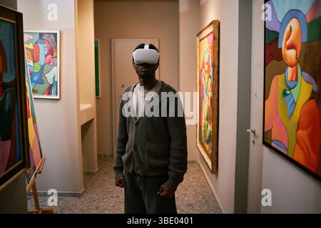 Esplorare la galleria d'arte utilizzando la tecnologia di realtà virtuale Foto Stock