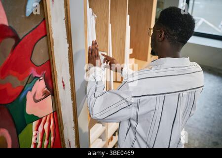 Esame della pittura su tela di grandi dimensioni nello spazio di Art Studio Foto Stock