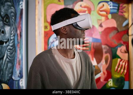 Vivi la realtà virtuale con lo sfondo dell'arte moderna Foto Stock