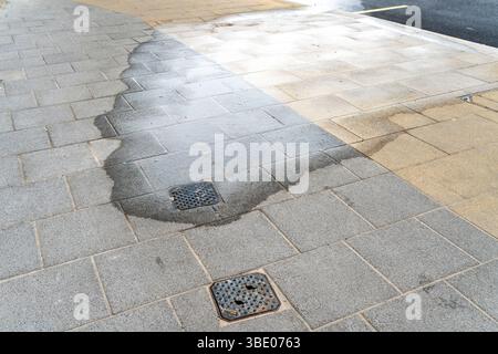 Perdite di acqua dalla rete principale Foto Stock