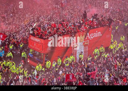 Centro città, Liverpool, Merseyside, Regno Unito. 26 maggio 2025. Liverpool FC Premier League Trophy Parade; giocatori del Liverpool sull'autobus da parata credito: Action Plus Sports/Alamy Live News Foto Stock