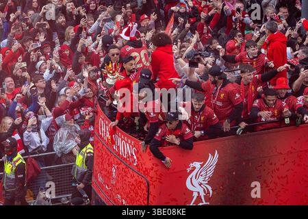 Centro città, Liverpool, Merseyside, Regno Unito. 26 maggio 2025. Liverpool FC Premier League Trophy Parade; giocatori del Liverpool sull'autobus da parata credito: Action Plus Sports/Alamy Live News Foto Stock