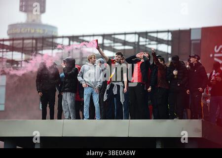Liverpool, Regno Unito. 26 maggio 2025. Liverpool, Inghilterra, 26 maggio 2025 i tifosi del Liverpool festeggiano durante la Liverpool FC Champions Parade a Liverpool, Inghilterra. (/SPP) credito: SPP Sport Press Photo. /Alamy Live News Foto Stock