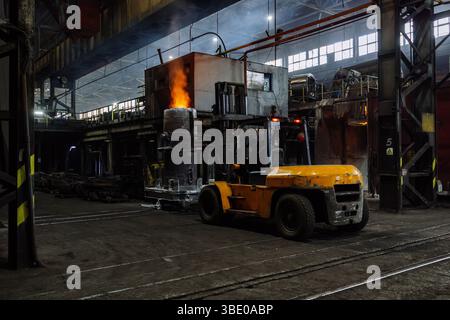 Produzione industriale. Stabilimento di produzione dell'acciaio. Caricatore con mestolo in metallo caldo. Foto Stock