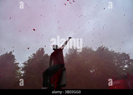scene della parata della vittoria della squadra di calcio di liverpool dopo aver vinto la premier league e aver assicurato il loro 20 ° record di vincitori del campionato con tifosi e fumo rosso e scene generali di festa 26 maggio 2025 liverpool inghilterra regno unito Foto Stock