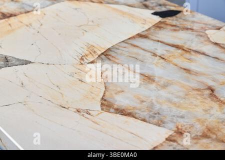 Un elegante piano in marmo con motivi unici e sorprendenti e colori ricchi Foto Stock