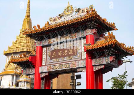 Bangkok, Thailandia. 20 marzo 2025. La porta di Chinatown e il Tempio buddista Wat Trai MIT Witthayaram Worawihan nel quartiere di Chinatown. (Credit Image: © John Wreford/SOPA Images via ZUMA Press Wire) SOLO PER USO EDITORIALE! Non per USO commerciale! Foto Stock