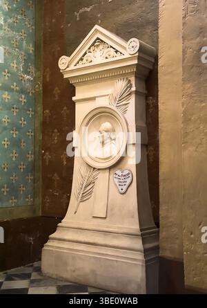 AIX-en-Provence, Francia - 10 luglio 2024: Cattedrale storica di Saint Sauveur, Salvatore. La statua commemorativa del vescovo August Forcade mentre il colera lo uccideva Foto Stock
