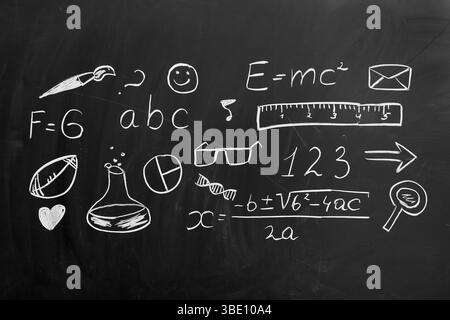 Molti disegni sulla lavagna scolastica Foto Stock