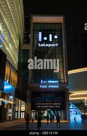 Kuala Lumpur, Malesia - 17 maggio 2025: Foto notturna dell'esterno dell'entrata della Plaza al centro commerciale Lalaport Bukit Bintang City Centre. Foto Stock