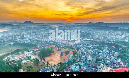 Veduta aerea del college di Pedagogia da Lat con antica architettura francese all'alba della nebbia, della città di da Lat, nel centro del Vietnam Foto Stock