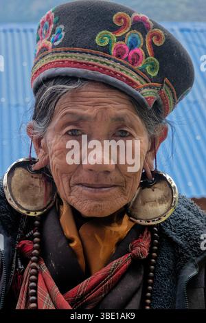 Tamang Woman con il suo cappello Shyade, Tamang Heritage Trail, Thuman, Nepal Foto Stock