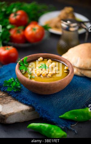 Ciotola in argilla di fave con olio d'oliva: Autentica colazione mediorientale. Foto Stock