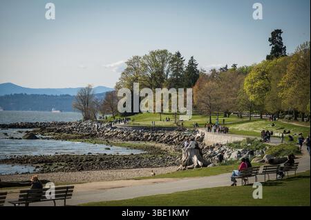 English Bay Beach di DAVIE e Denman Street nel quartiere del West End di Vancouver. Vancouver, British Columbia, Canada. Foto Stock