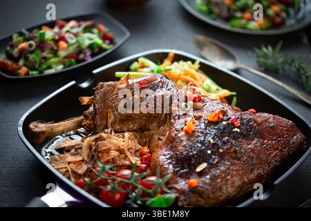 Coscia di tacchino grigliata con verdure: Tradizionale piatto arabo a base di carne arrosto Foto Stock