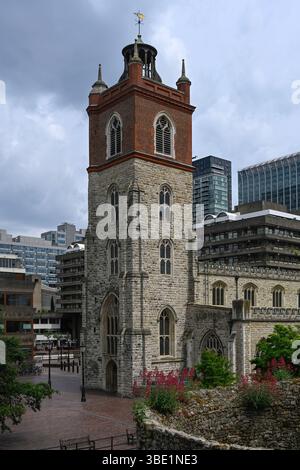LONDRA, Regno Unito - 21 MAGGIO 2025: Esterno della chiesa di St Giles-without-Cripplegate nella tenuta Barbican Foto Stock