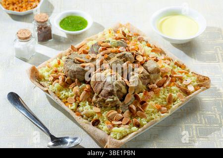 Tradizionale mansaf giordano, servito con carne di agnello e giamellata Foto Stock