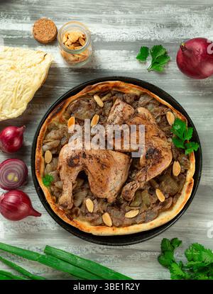 Musakhan con pollo, cipolle cotte e sumac, piatto arabo orientale Foto Stock
