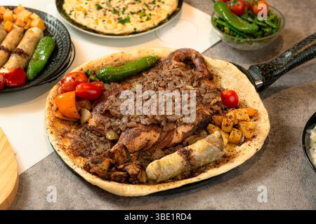 Piatto di Musakhan palestinese con pollo alla griglia e cipolle Foto Stock