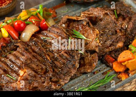 Cubetti di carne alla griglia con verdure, cucina araba orientale Foto Stock