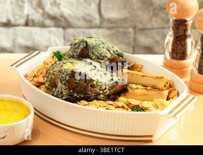 Mansaf giordano con agnello e camicia, servito su un piatto di lusso Foto Stock