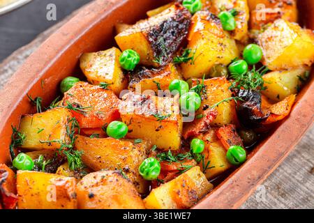 Primo piano: Patate alla griglia con verdure e carne, cucina araba orientale Foto Stock