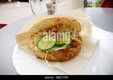 Un piccolo "kebab doner" servito avvolto in carta su un piatto, la Bosnia ed Erzegovina Foto Stock