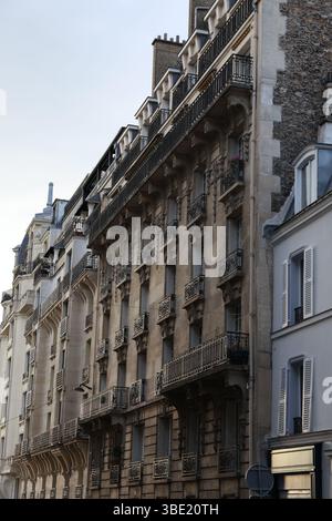 Facciate Haussmann testurizzate con balconi ornati alla luce del sole parigino e all'ombra Foto Stock