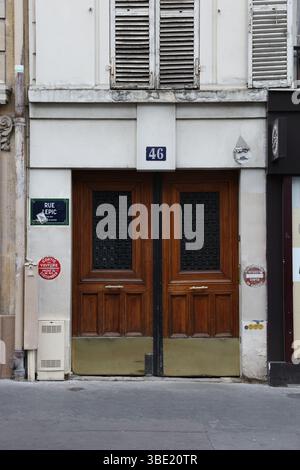 Classico ingresso parigino in legno in Rue Lepic con il numero 46 Foto Stock