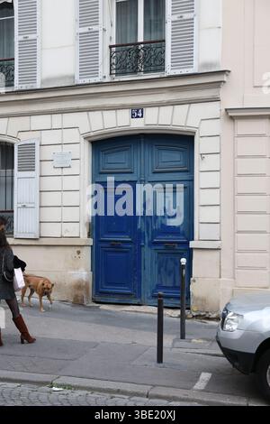 Vibrant Blue Wooden Door numero 54 su una strada Parigina Foto Stock