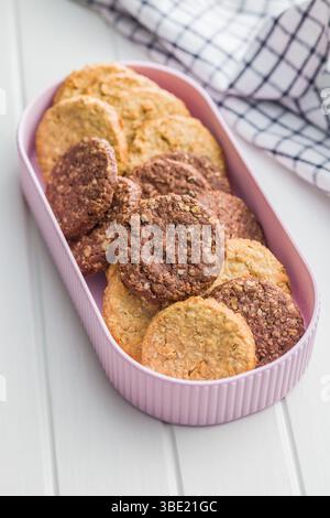 Biscotti dolci con farinata d'avena in una ciotola su un tavolo bianco. Foto Stock