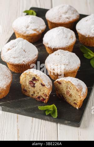 Muffin natalizio con frutta candita e spezie primo piano su un tavolo di legno. Verticale Foto Stock