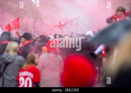 Liverpool, Regno Unito. 26 maggio 2025. Scene intorno a Broad Green, Liverpool, Regno Unito mentre il Liverpool FC sfilano il trofeo della Premier League davanti a un milione di tifosi adoranti in un giorno festivo umido del lunedì pomeriggio. Crediti: Immagini di mulini a vento/Alamy Live News Foto Stock