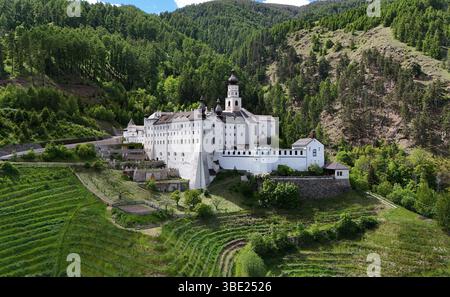 Hier der Blick auf das Kloster Marienberg, Abtei Marienberg, Abtei der seligen Jungfrau Maria, Benediktinerstift Marienberg, höchstgelegene Benediktinerabtei Europas, hoch über der Malser Haide mal bei Burgeis im oberen Vinschgau, Südtirol, alto Adige, Val Venosta *** Foto Stock