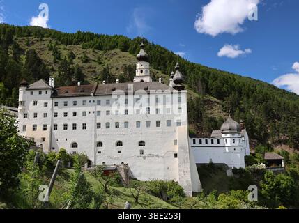 Hier der Blick auf das Kloster Marienberg, Abtei Marienberg, Abtei der seligen Jungfrau Maria, Benediktinerstift Marienberg, höchstgelegene Benediktinerabtei Europas, hoch über der Malser Haide mal bei Burgeis im oberen Vinschgau, Südtirol, alto Adige, Val Venosta *** Foto Stock