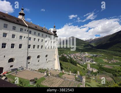 Hier der Blick auf das Kloster Marienberg, Abtei Marienberg, Abtei der seligen Jungfrau Maria, Benediktinerstift Marienberg, höchstgelegene Benediktinerabtei Europas, hoch über der Malser Haide mal bei Burgeis im oberen Vinschgau, Südtirol, alto Adige, Val Venosta *** Foto Stock