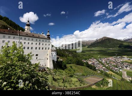 Hier der Blick auf das Kloster Marienberg, Abtei Marienberg, Abtei der seligen Jungfrau Maria, Benediktinerstift Marienberg, höchstgelegene Benediktinerabtei Europas, hoch über der Malser Haide mal bei Burgeis im oberen Vinschgau, Südtirol, alto Adige, Val Venosta *** Foto Stock