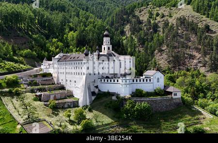 Hier der Blick auf das Kloster Marienberg, Abtei Marienberg, Abtei der seligen Jungfrau Maria, Benediktinerstift Marienberg, höchstgelegene Benediktinerabtei Europas, hoch über der Malser Haide mal bei Burgeis im oberen Vinschgau, Südtirol, alto Adige, Val Venosta *** Foto Stock