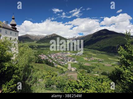 Hier der Blick auf das Kloster Marienberg, Abtei Marienberg, Abtei der seligen Jungfrau Maria, Benediktinerstift Marienberg, höchstgelegene Benediktinerabtei Europas, hoch über der Malser Haide mal bei Burgeis im oberen Vinschgau, Südtirol, alto Adige, Val Venosta *** Foto Stock