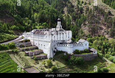 Hier der Blick auf das Kloster Marienberg, Abtei Marienberg, Abtei der seligen Jungfrau Maria, Benediktinerstift Marienberg, höchstgelegene Benediktinerabtei Europas, hoch über der Malser Haide mal bei Burgeis im oberen Vinschgau, Südtirol, alto Adige, Val Venosta *** Foto Stock