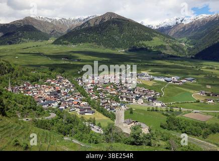 Hier der Blick vom Kloster Marienberg, Abtei Marienberg, Abtei der seligen Jungfrau Maria, Benediktinerstift Marienberg, höchstgelegene Benediktinerabtei Europas, hoch über der Malser Haide mal auf Burgeis im oberen Vinschgau, Südtirol, alto Adige, Val Venosta *** Foto Stock