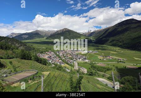 Hier der Blick vom Kloster Marienberg, Abtei Marienberg, Abtei der seligen Jungfrau Maria, Benediktinerstift Marienberg, höchstgelegene Benediktinerabtei Europas, hoch über der Malser Haide mal auf Burgeis im oberen Vinschgau, Südtirol, alto Adige, Val Venosta *** Foto Stock