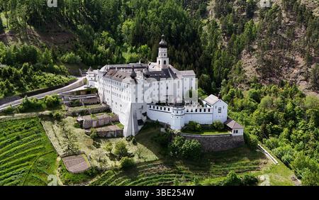 Hier der Blick auf das Kloster Marienberg, Abtei Marienberg, Abtei der seligen Jungfrau Maria, Benediktinerstift Marienberg, höchstgelegene Benediktinerabtei Europas, hoch über der Malser Haide mal bei Burgeis im oberen Vinschgau, Südtirol, alto Adige, Val Venosta *** Foto Stock
