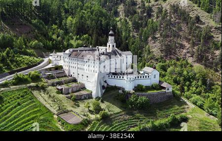 Hier der Blick auf das Kloster Marienberg, Abtei Marienberg, Abtei der seligen Jungfrau Maria, Benediktinerstift Marienberg, höchstgelegene Benediktinerabtei Europas, hoch über der Malser Haide mal bei Burgeis im oberen Vinschgau, Südtirol, alto Adige, Val Venosta *** Foto Stock