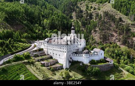 Hier der Blick auf das Kloster Marienberg, Abtei Marienberg, Abtei der seligen Jungfrau Maria, Benediktinerstift Marienberg, höchstgelegene Benediktinerabtei Europas, hoch über der Malser Haide mal bei Burgeis im oberen Vinschgau, Südtirol, alto Adige, Val Venosta *** Foto Stock