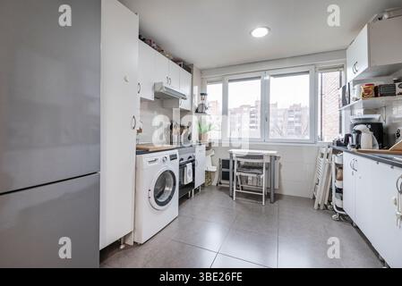 Le cucine moderne hanno superato la loro tradizionale funzione di semplici spazi per la preparazione del cibo Foto Stock