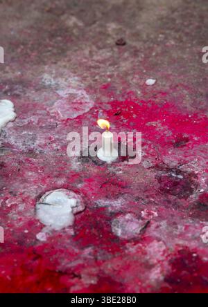 Candela accesa nel tempio indù di Kantajew, divisione di Rangpur, Dinajpur, Bangladesh Foto Stock
